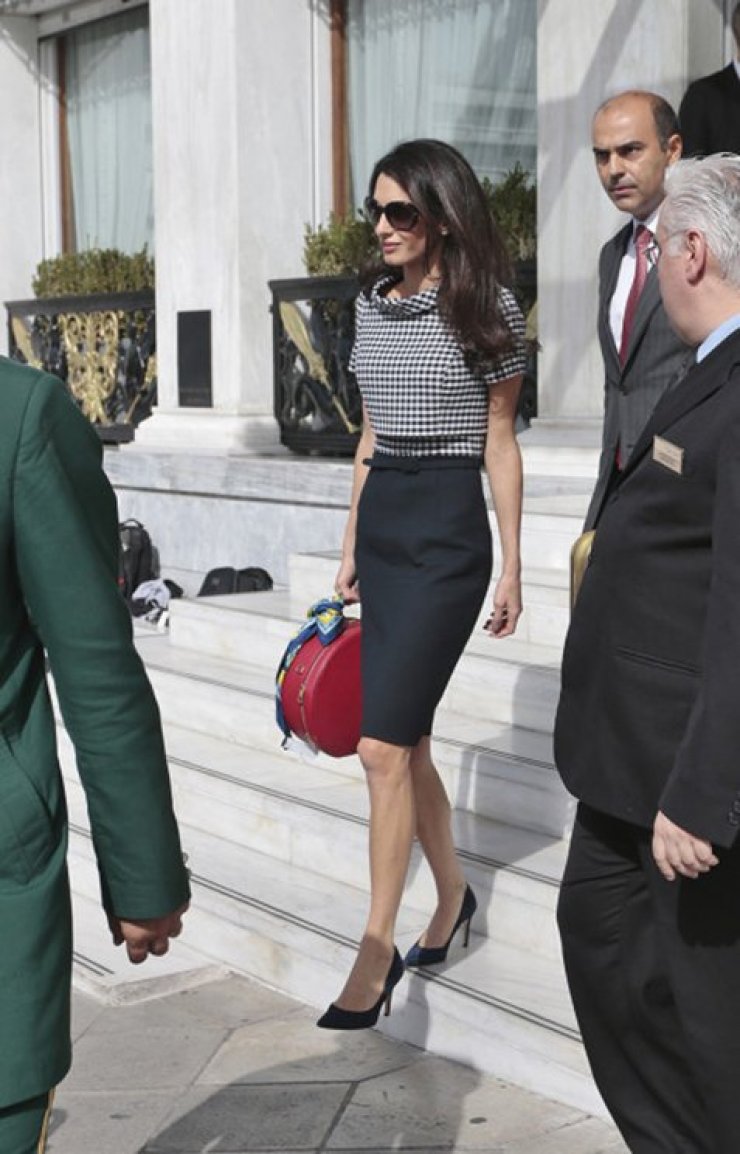 Πόσο στοιχίζει το τελευταίο look της Amal στην Αθήνα;