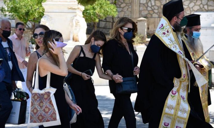 Τόλης Βοσκόπουλος: Σε βαρύ κλίμα το ετήσιο μνημόσυνο του - Συγκινημένη η σύζυγος και η κόρη του