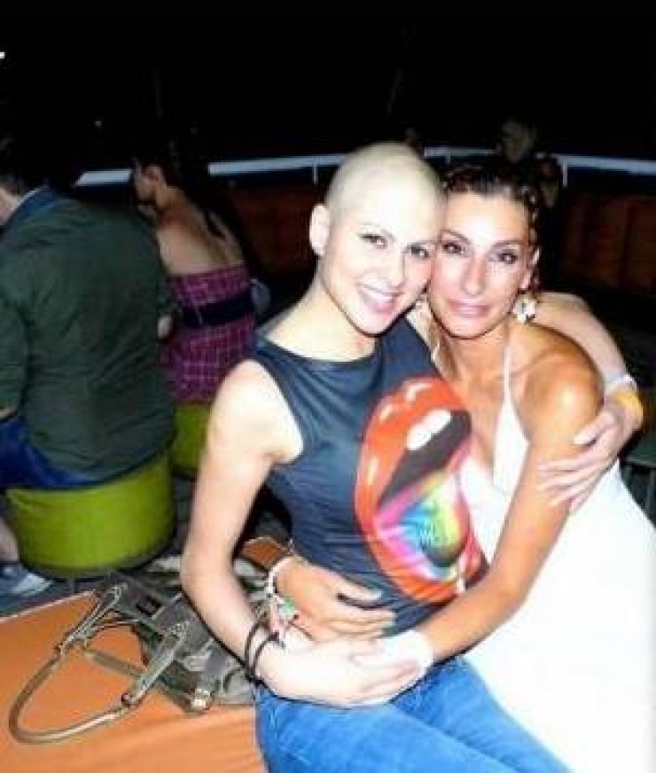 Συγκλονίζει η Playmate που νίκησε τον καρκίνο: «Έβαφα τη μόνη βλεφαρίδα που μου έμεινε και έβγαινα»