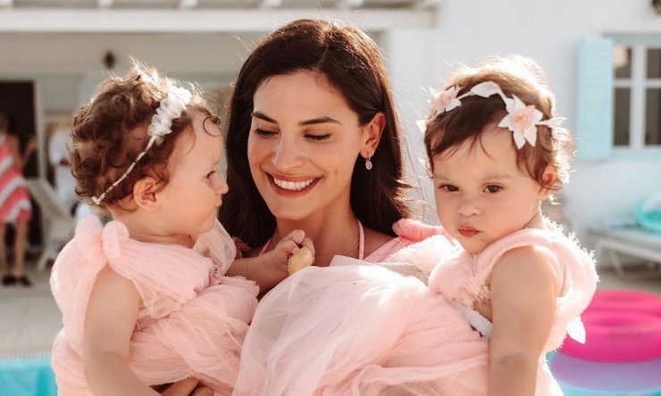 Xριστίνα Μπόμπα: Λιώσαμε με τις κόρες της αγκαλιά να προσπαθούν να της μιλήσουν στην τηλεόραση