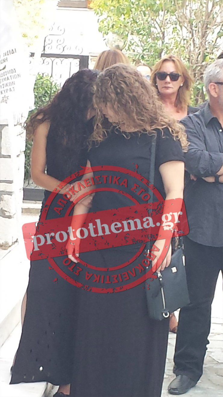 Υποβασταζόμενη η τελευταία σύντροφος του Βαρδή στην κηδεία του