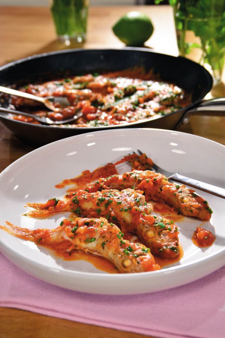 Κουτσομούρα στο τηγάνι με σάλτσα τομάτας και λευκό κρασί