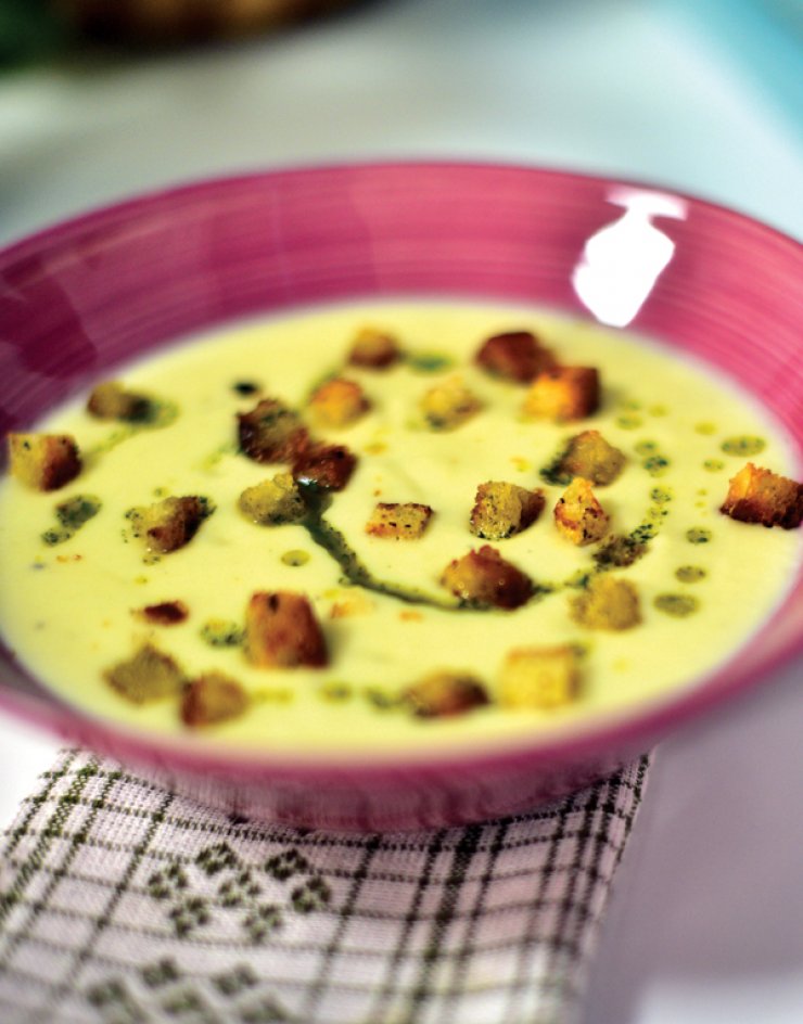 Βελουτέ κουνιπίδι με κρουτόν σκόρδου και λάδι δυόσμου