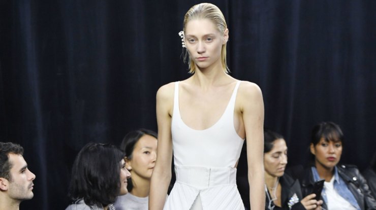 Πώς να ταξιδέψεις στιλιστικά πίσω στο καλοκαίρι των 80s