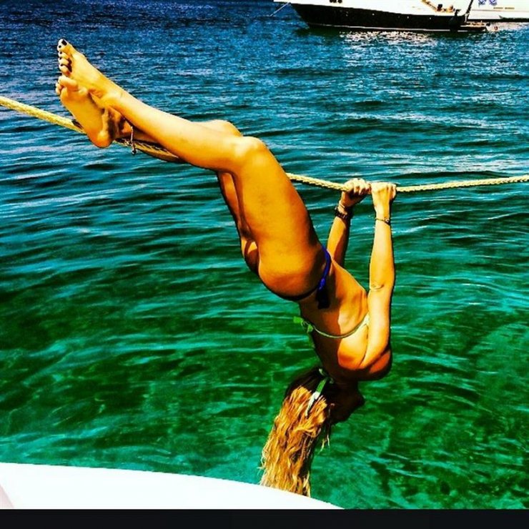 Η Ελληνίδα παρουσιάστρια διαθέτει κορμάρα είτε είναι ίσια, είτε... ανάποδα!