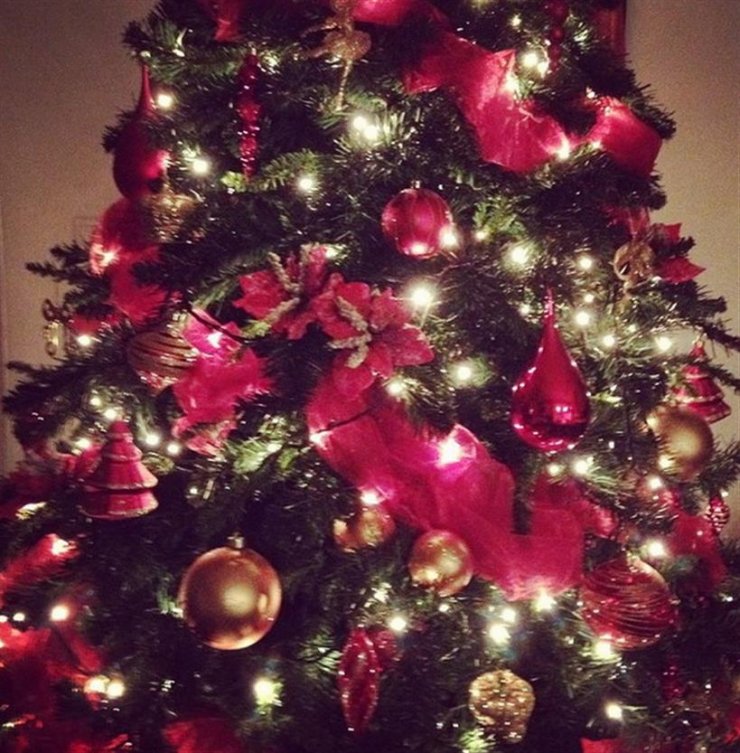 Η ξανθιά Ελληνίδα παρουσιάστρια στόλισε το Χριστουγεννιάτικο δέντρο 