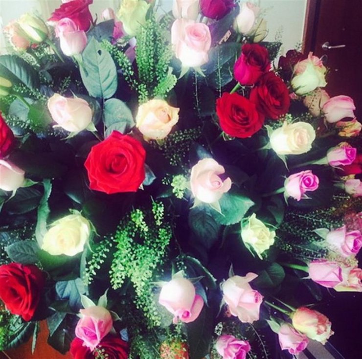 Ποια παρουσιάστρια πήρε αυτή την ανθοδέσμη; 