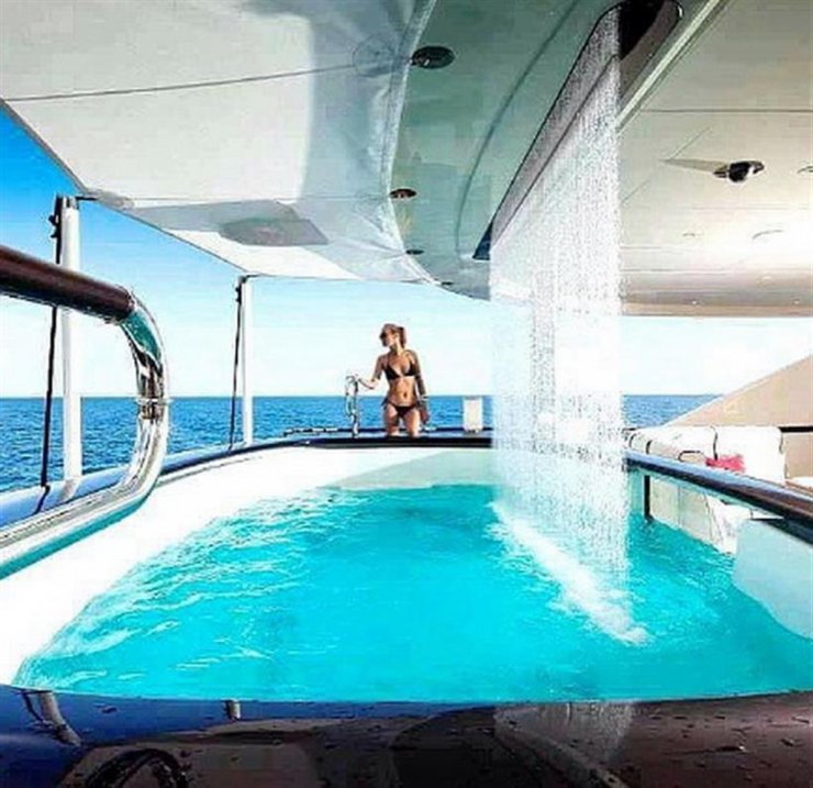 Οι χλιδάτες διακοπές που κάνει η Ελληνίδα celebrity