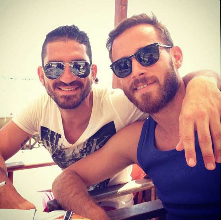 Δείτε τι επέλεξαν να φορέσουν ο κουμπάρος και ο αδελφός του Νεκτάριου Αλεξάνδρου