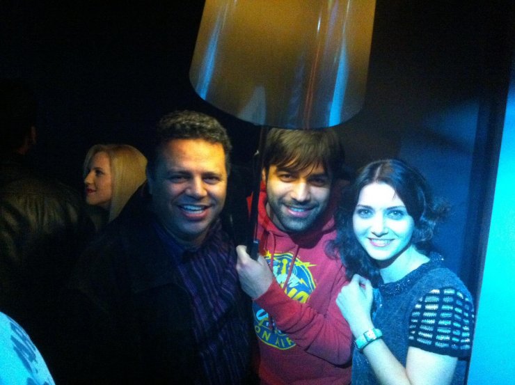 A. Γεωργίου-Δ.Τοκαρής: Xιουμοριστική photo με φωτιστικό