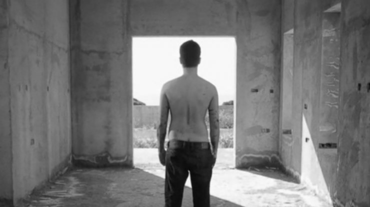 Απίστευτη δήλωση Κύπριου ηθοποιού: "Η σύντροφός μου έβαλε κοριό στον καναπέ για να με παρακολουθεί"