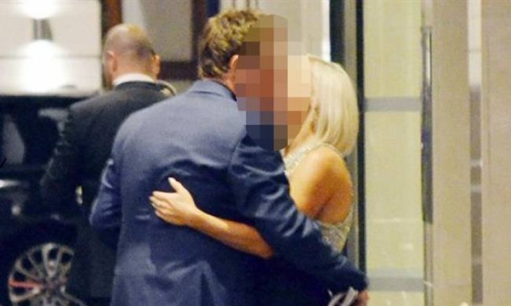 Παντρεμένος ηθοποιός φιλιέται στη μέση του δρόμου με την ερωμένη του