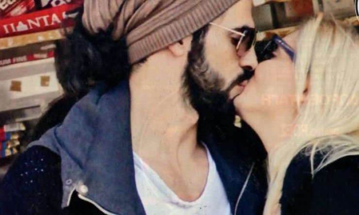 Γιώργος Παράσχος: Τα «καυτά» φιλιά με την σύντροφό του και η δημόσια πρόταση γάμου