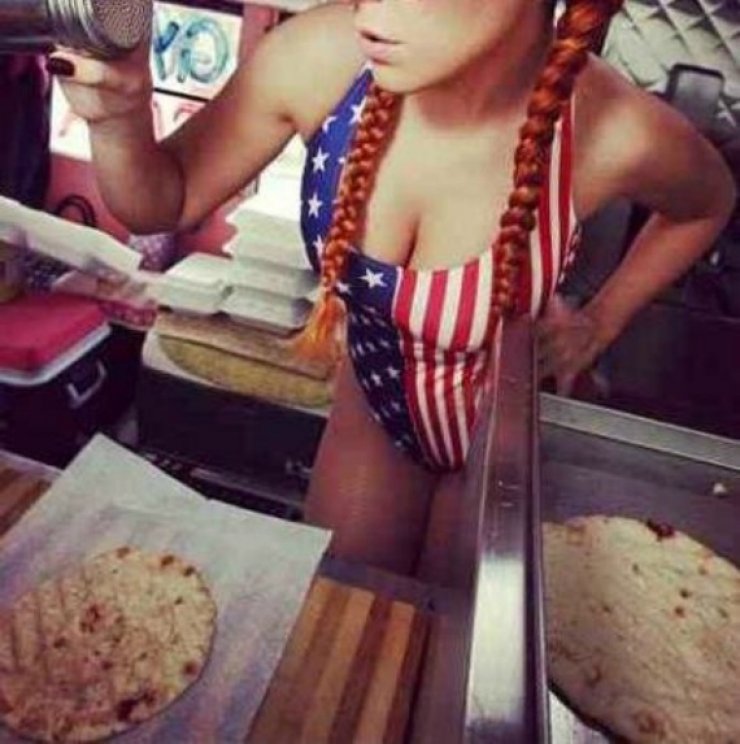 Ποια Ελληνίδα τραγουδίστρια φτιάχνει «πιτόγυρα» φορώντας μόνο.. το μαγιό της;