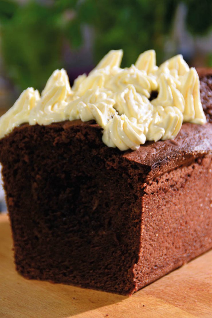 Κέικ σοκολάτας με κομμάτια πορτοκαλιού