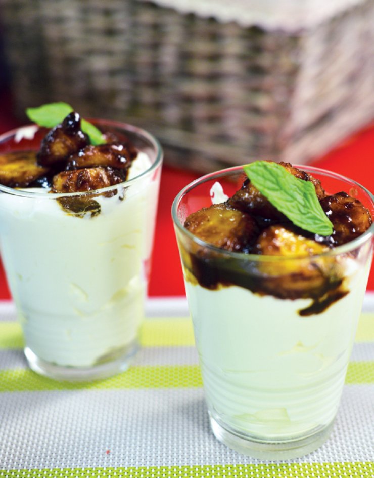 Μους γιαουρτιού με φρέσκια βανίλια και σοταρισμένες μπανάνες και κρέμα βαλσάμικου