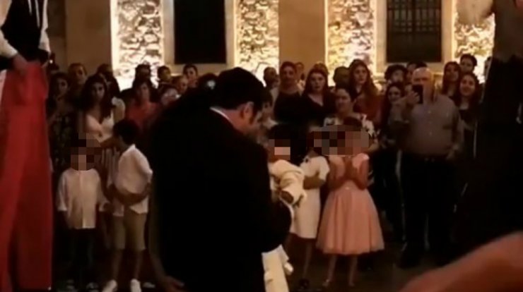 Απίστευτη αποκάλυψη από Κύπριο ηθοποιό: "Μας έβαλαν χαρτοπετσέτες σε φακελάκι του γάμου μας" [βίντεο]