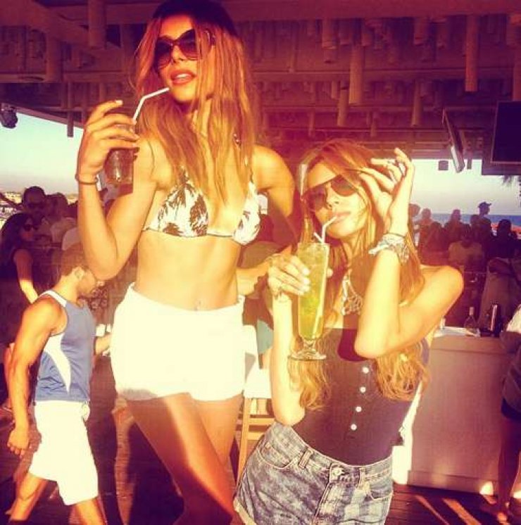 H Ελευθερία Ελευθερίου διασκεδάζει στην Αγία Νάπα