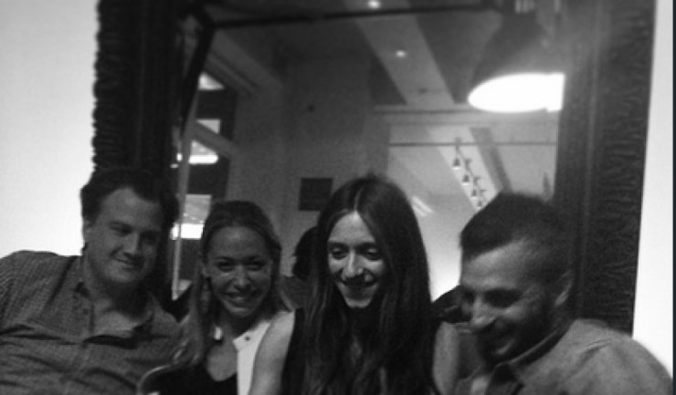 Σ. Καρβέλα - Θ. Πανουργιάς: Το τρυφερό φιλί στη μέση του δρόμου!