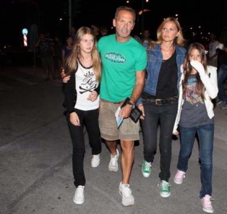  Σωστός gentleman: Ο γιος του Κωστόπουλου και της Μπαλατσινού μεγάλωσε και έγινε κούκλος [φωτό] 