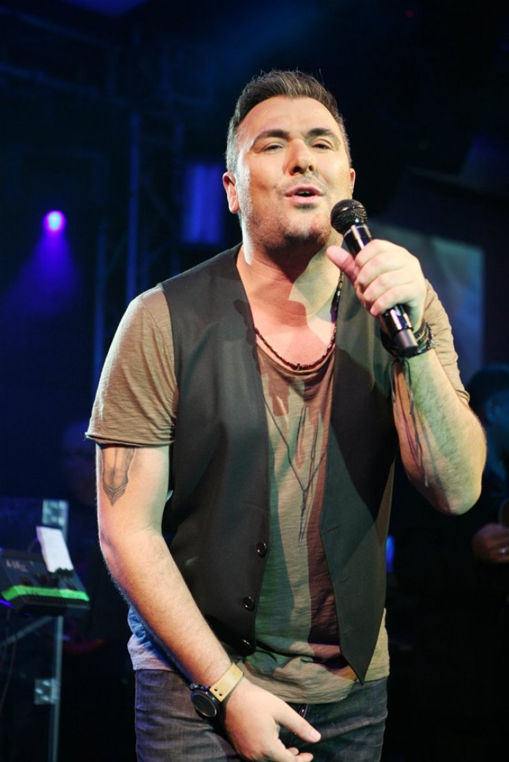 Πέταξαν τραπέζι στον Αντώνη Ρέμο ενώ τραγουδούσε [βίντεο]