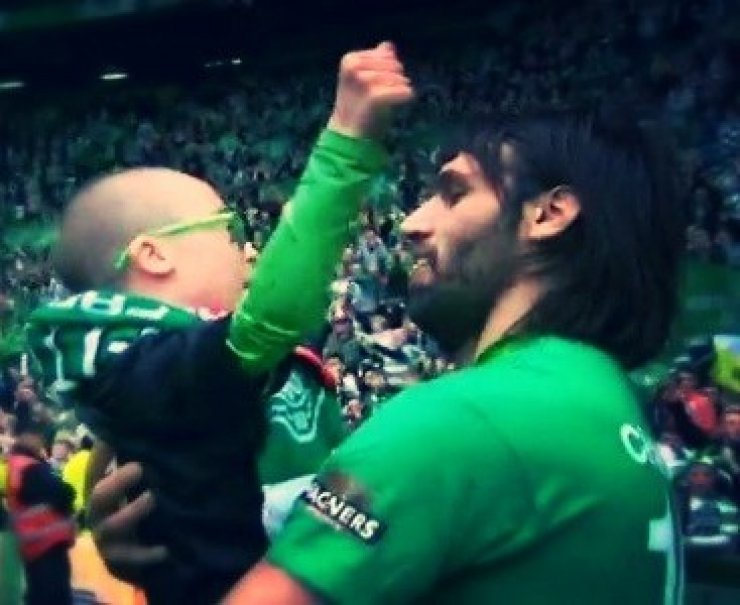 Γιώργος Σαμαράς: Πως ο σύντροφος της Ελένης Φουρέιρα έκανε τους οπαδούς της Σέλτικ και όχι μόνο να συγκινηθούν