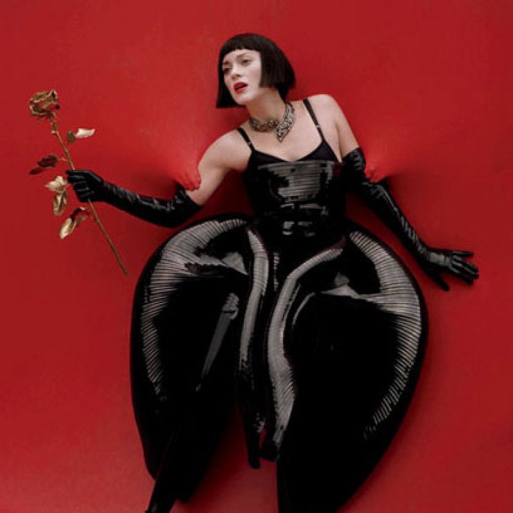 Η Marion Cotillard τραβά τα βλέμματα