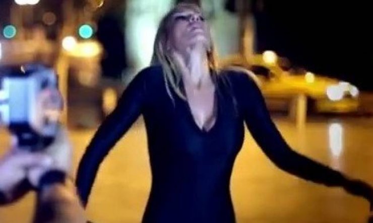 Η sexy Έλενα Παπαβασιλείου σαρώνει στο YouTube!