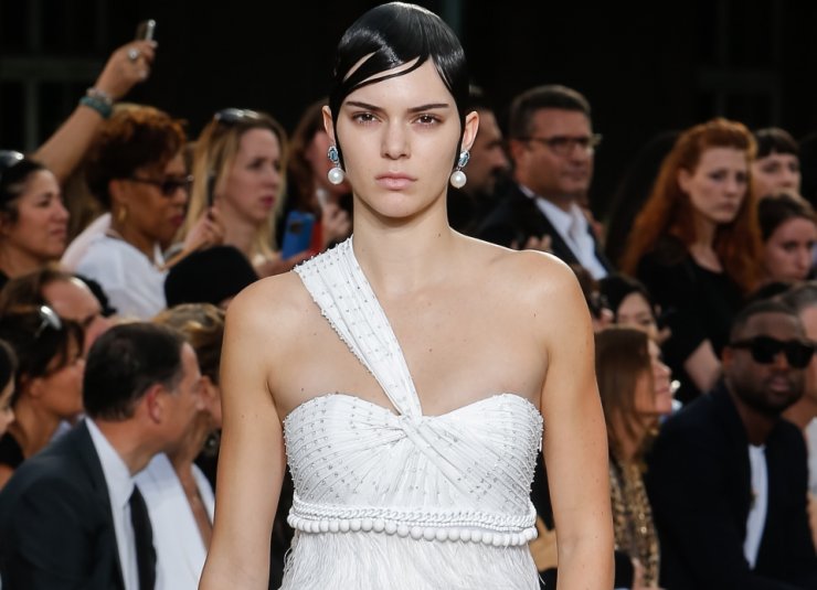 H Kendall Jenner εμφανίστηκε με dramatic hairdo στην πασαρέλα του Civenchy 