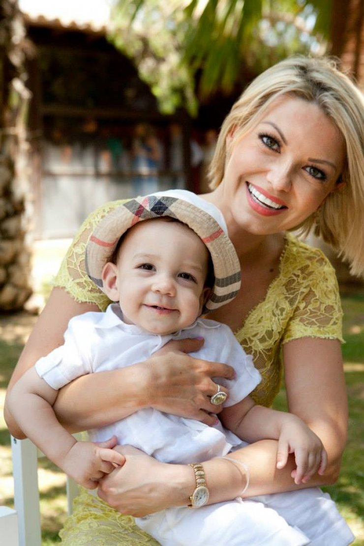 Anna – Κυριάκος Καραντώκης: Το άλμπουμ της βάπτισης του γιου τους