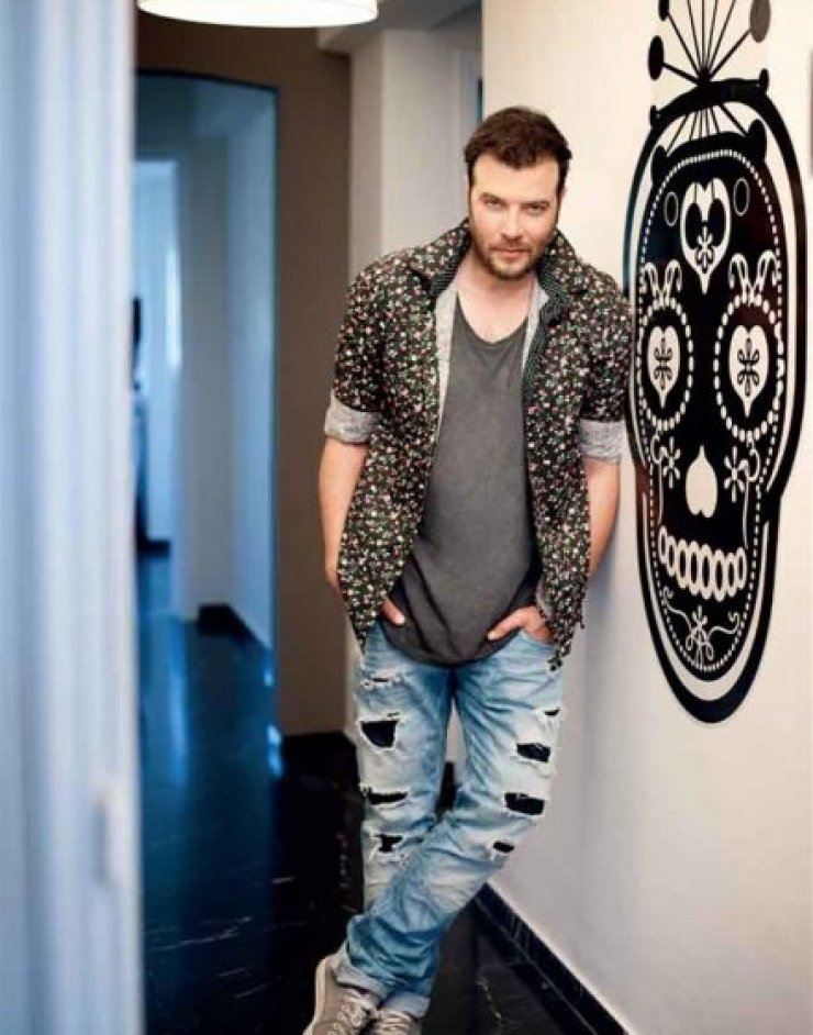 Λάμπης Λιβιεράτος: Το αποκαλυπτικό φόρεμα της νέας του συνοδού που θα συζητηθεί