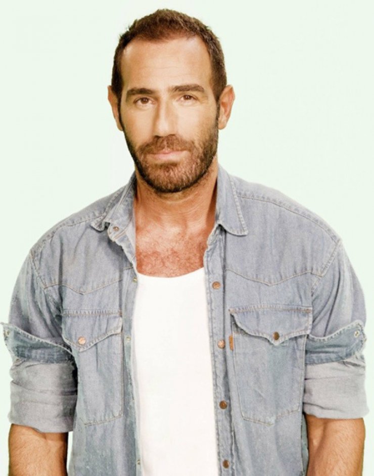 Αντώνης Κανάκης: Η συγκίνησή του και το τραγούδι που αφιέρωσε στον πατέρα του "έφυγε"