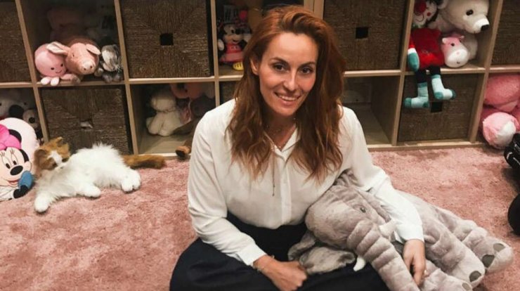 Eλεονώρα Μελέτη: Δείτε πως περνάει την καραντίνα στο σπίτι με τον σύζυγο και την κόρη της [βίντεο]