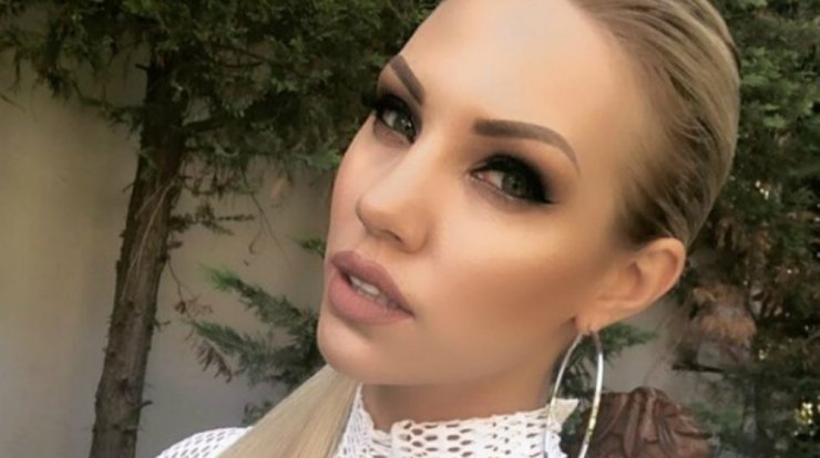 Σάσα Μπάστα: Ποζάρει με μαγιό έξι μήνες μετά τη γέννηση της κόρης της και μείναμε με το στόμα ανοιχτό