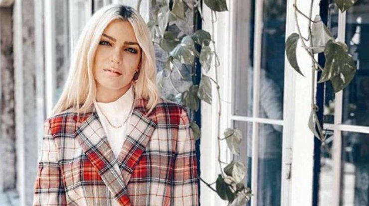 Η Άντρη Καραντώνη υιοθέτησε πολύ κοντό καρέ και μας αρέσει! [εικόνα]