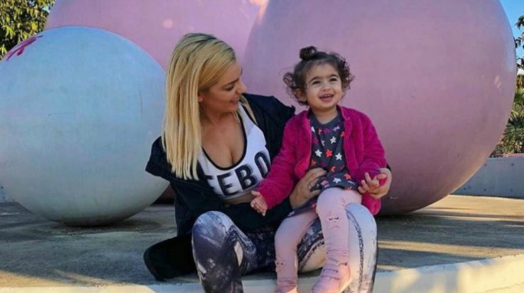 Δείτε τη μικρή Αργυρώ να ταΐζει την Άντρη Καραντώνη! [βίντεο] 