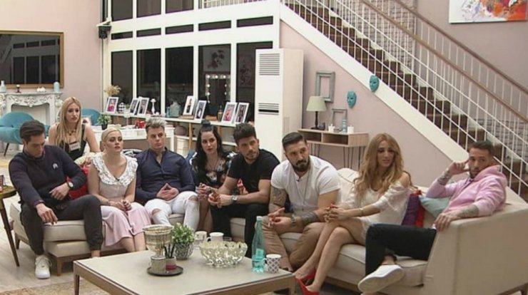 Power of Love: Τα καυτά φιλιά παίκτριας με γυναίκα! [εικόνες & βίντεο]