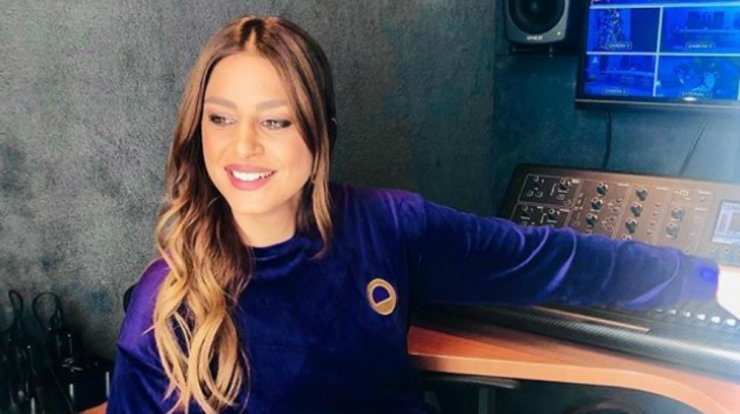 Κωνσταντίνα Ευριπίδου: Μας έδειξε τη μικρή Αριάδνη να ποζάρει δίπλα στο υπέροχο χριστουγεννιάτικό τους δέντρο!