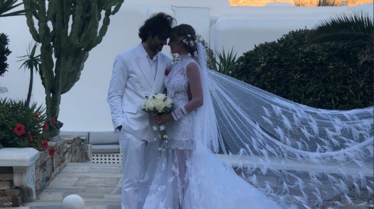 Αθηνά Οικονομάκου: Το αγαπημένο της πρόσωπο που βρέθηκε στον γάμο της και το πιο συγκινητικό τους στιγμιότυπο! [βίντεο]