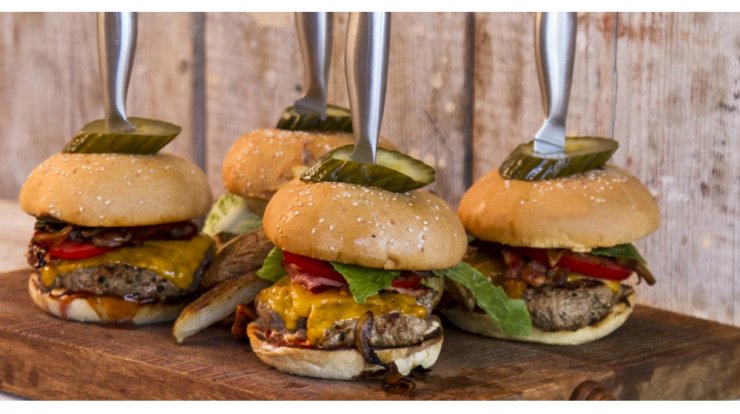 Νόστιμα burger με καραμελωμένα κρεμμύδια