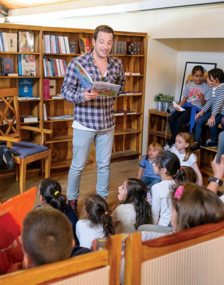 Χρύσανθος Τσουρούλλης: Διάβασε παραμύθια σε μικρά παιδιά