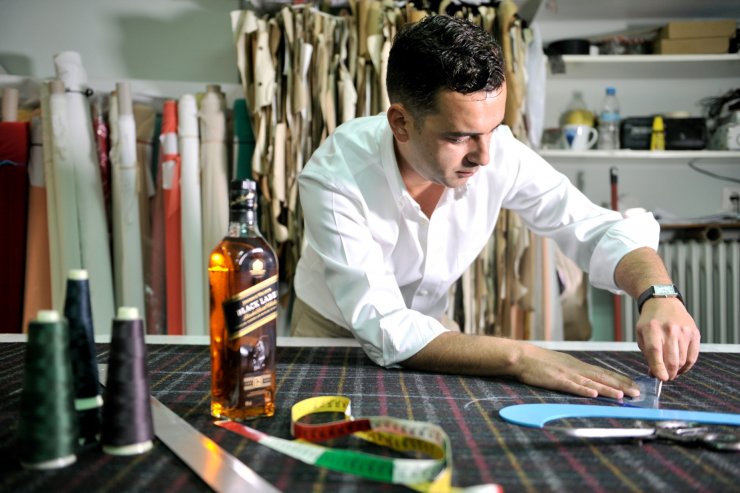 Το Johnnie Walker συνεργάζεται με τον κορυφαίο σχεδιαστή μόδας Άγγελο Μπράτη