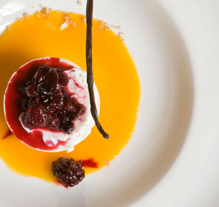 Πανακότα με μαρμελάδα απο φρούτα του δάσους σε μάνγκο σος