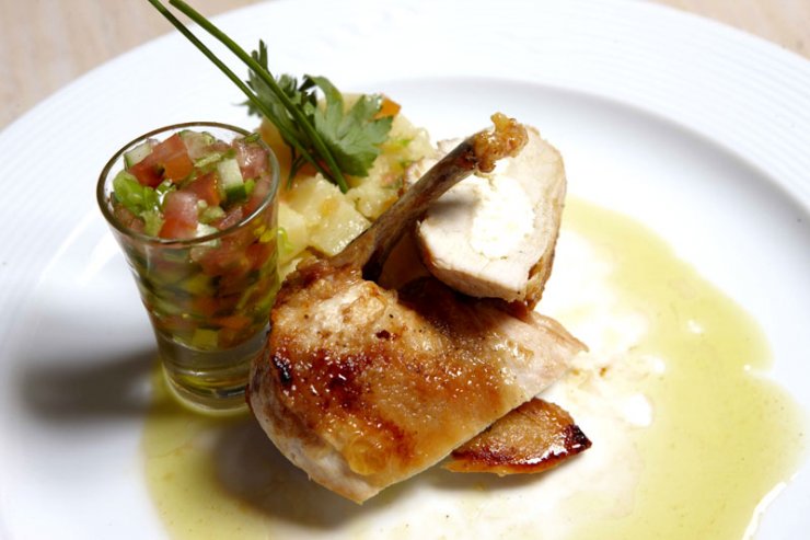 Κοτόπουλο φιλέτο γεμιστό με τυρί και πατατοσαλάτα