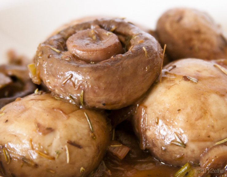 Μανιτάρια σε κόκκινο κρασί