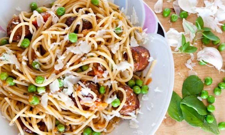 Μακαρονάδα με βασιλικό και λουκάνικα