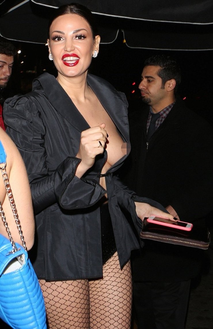 Ολα στην φόρα από την Αλβανή τραγουδίστρια που «σόκαρε» στα Grammy [εικόνες]