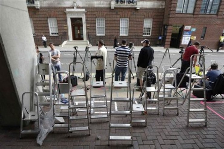 «Της κακομοίρας» έξω από το νοσοκομείο που θα γεννήσει η Κέιτ