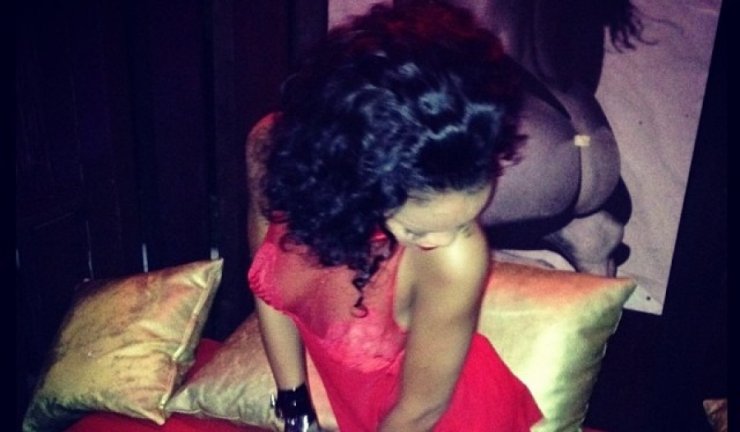 Δείτε τη Rihanna με εσώρουχα στο κρεβάτι και δίπλα από το χριστουγεννιάτικο δέντρο! [εικόνες]