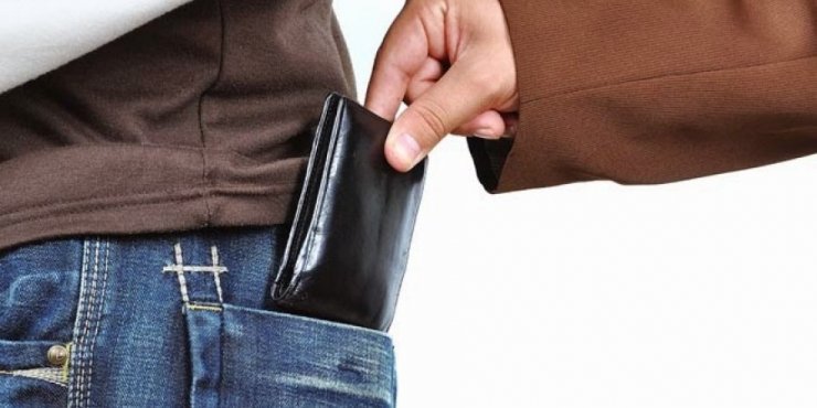 Κλέβουν πορτοφόλια απο πιστούς στις εκκλησίες